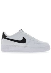 Buty młodzieżowe Nike Air Force 1 FV5948-101 - białe. Kolor: biały. Materiał: skóra, guma, syntetyk. Szerokość cholewki: normalna. Sezon: lato. Model: Nike Air Force. Sport: koszykówka
