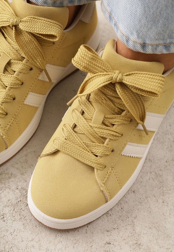 Renee - Żółte Sneakersy Ozdobione Paskami Dolirenna. Okazja: na co dzień. Zapięcie: pasek. Kolor: żółty. Materiał: jeans. Wzór: aplikacja