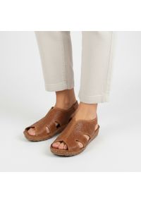 Pomarańczowe Sandały Kampa Wygodne Skórzane Buty Na Lato. Okazja: na spacer. Zapięcie: pasek. Kolor: pomarańczowy. Materiał: skóra. Wzór: ażurowy, aplikacja. Sezon: lato. Styl: elegancki #1