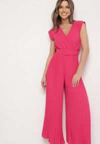 Born2be - Fuksjowy Kombinezon o Kopertowym Kroju z Plisami i Paskiem w Talii Salivania. Okazja: na ślub cywilny, na imprezę, na wesele, na studniówkę. Kolor: różowy. Styl: klasyczny, elegancki #6