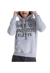 Bluza Prosto Klasyk Hoodie Peska KL222MSWE2033 - szara. Okazja: na co dzień, na spacer. Typ kołnierza: kaptur. Kolor: szary. Materiał: bawełna, poliester, dresówka, materiał. Wzór: aplikacja. Styl: klasyczny, casual. Sport: turystyka piesza