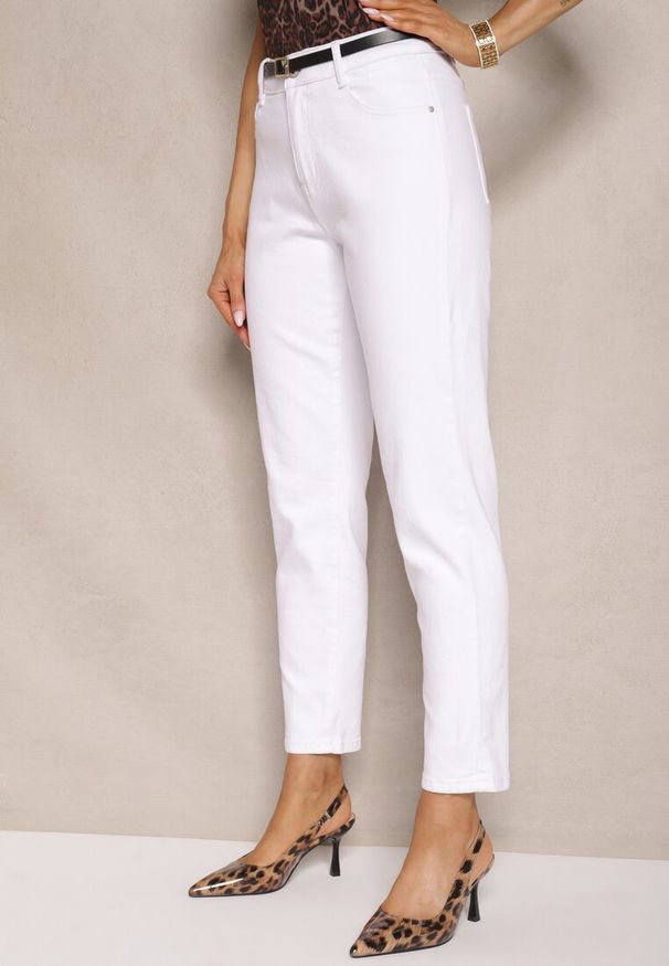 Renee - Białe Jeansy Mom Fit High Waist Kasena. Okazja: na co dzień. Stan: podwyższony. Kolor: biały. Styl: klasyczny, casual