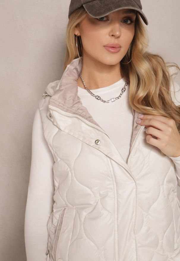Renee - Jasnobeżowa Kamizelka z Ozdobnym Pikowaniem i Odpinanym Kapturem Erilona. Okazja: na spacer, na co dzień. Kolor: beżowy. Wzór: aplikacja. Styl: casual