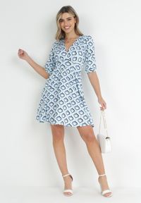 Born2be - Niebieska Rozkloszowana Sukienka z Bufiastymi Rękawami w Geometryczny Wzór Avory. Kolor: niebieski. Wzór: geometria. Długość: mini #3