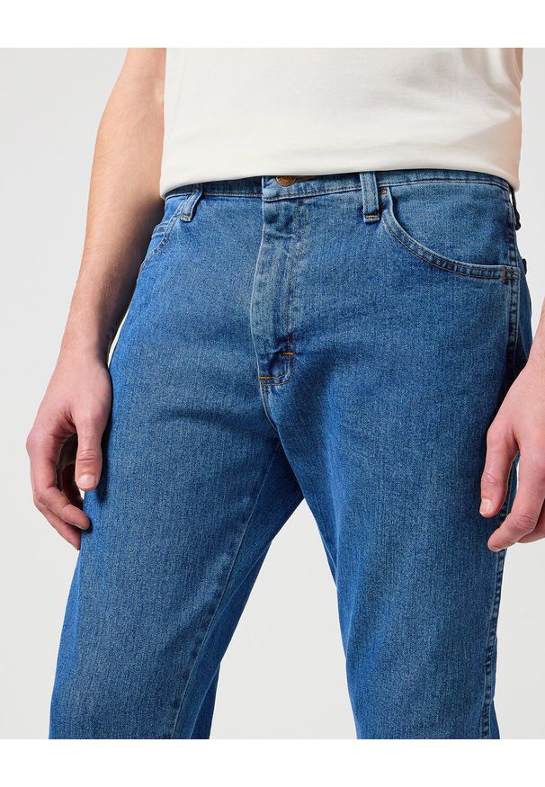 Wrangler - MĘSKIE SPODNIE JEANSOWE WRANGLER RUSTLER SLIM INDIGO MID W10ERC81D 112342563. Okazja: na co dzień. Sezon: lato. Styl: klasyczny, casual, elegancki