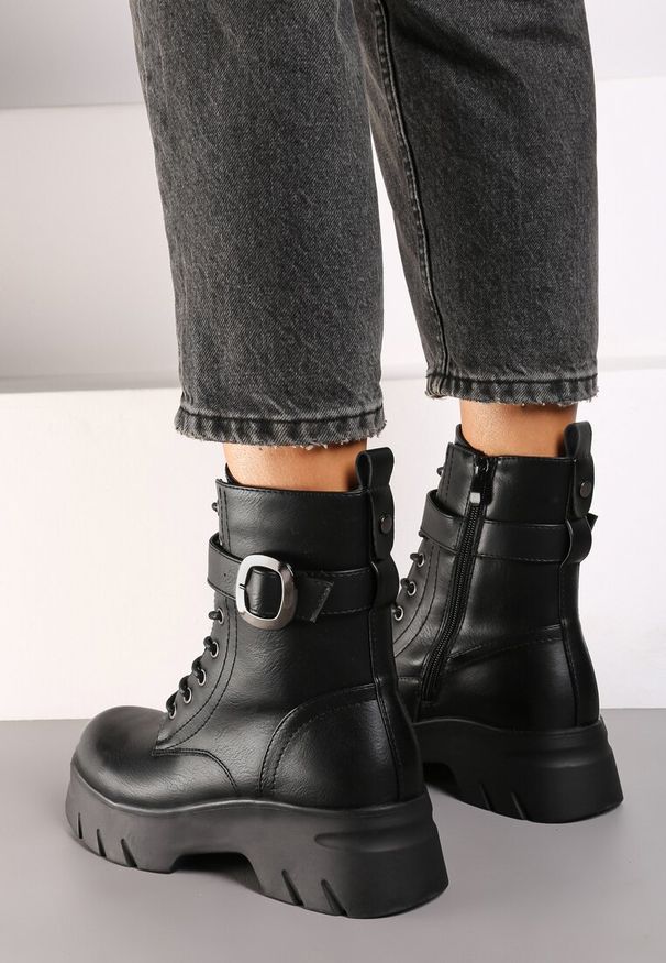 Born2be - Czarne Botki Workery z Ozdobną Klamerką i Grubą Podeszwą Beriela. Okazja: do pracy, na co dzień, na spotkanie biznesowe. Nosek buta: okrągły. Zapięcie: klamry. Kolor: czarny. Sezon: jesień, zima. Styl: elegancki, biznesowy, klasyczny, casual