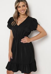 Born2be - Czarna Rozkloszowana Sukienka z Gumką w Talii i Falbanką Welimia. Kolor: czarny
