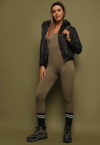 Born2be - Czarna Pikowana Kurtka z Kapturem i Lekkim Ociepleniem Ninirila. Okazja: na spacer. Typ kołnierza: kaptur. Kolor: czarny. Materiał: jeans. Długość: krótkie. Styl: klasyczny, elegancki #9