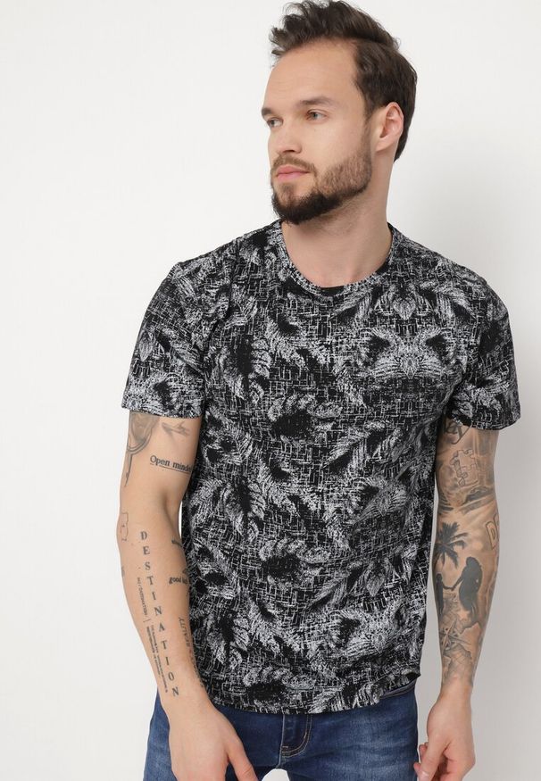 Born2be - Czarna Koszulka z Bawełny w Abstrakcyjny Print Laeliana. Okazja: na co dzień. Kolor: czarny. Materiał: bawełna. Wzór: nadruk. Styl: casual