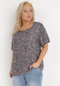 Born2be - Czarna Bluzka z Wiskozy Maerelaia. Kolekcja: plus size. Kolor: czarny. Materiał: wiskoza. Długość: krótkie. Wzór: kwiaty. Sezon: lato