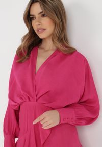 Born2be - Fuksjowa Sukienka Appobe. Okazja: na imprezę. Typ kołnierza: dekolt w serek. Kolor: różowy. Materiał: wiskoza, tkanina. Wzór: aplikacja. Typ sukienki: kopertowe. Długość: mini #4