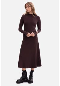 BeWear - Bawełniana sukienka dzianinowa z golfem rozkloszowana cbrąz. Okazja: na co dzień, do pracy. Typ kołnierza: golf. Kolor: brązowy. Materiał: dzianina, bawełna. Długość rękawa: długi rękaw. Styl: casual #1