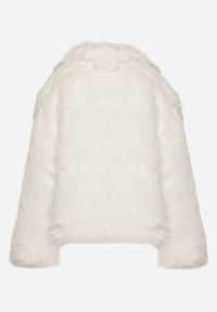 Born2be - Biała Jednorzędowa Kurtka Futerko z Szerokim Kołnierzem Conellia. Okazja: na co dzień. Kolor: biały. Materiał: futro. Styl: casual, elegancki