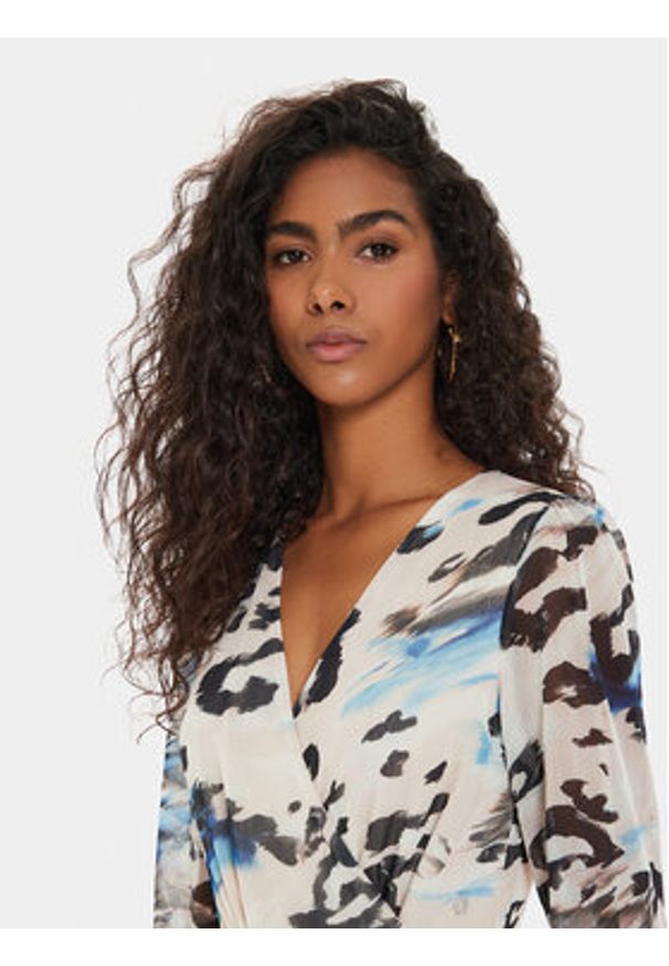 Guess Sukienka codzienna W4YK34 WDW82 Kolorowy Regular Fit. Okazja: na co dzień. Materiał: syntetyk. Wzór: kolorowy. Typ sukienki: proste. Styl: casual
