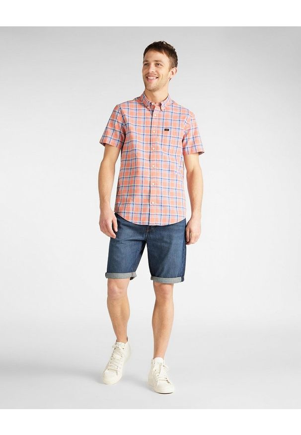 Lee - MĘSKA KOSZULA LEE LEE BUTTON DOWN SS PAPRIKA L886DGNI 112123619. Typ kołnierza: button down