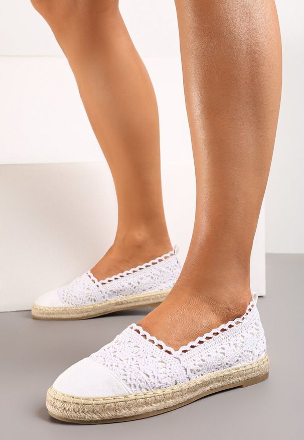 Born2be - Białe Espadryle Daemona. Zapięcie: bez zapięcia. Kolor: biały. Materiał: materiał. Wzór: aplikacja, gładki, ażurowy, haft. Obcas: na płaskiej podeszwie