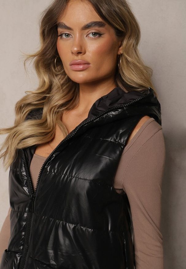Renee - Czarna Długa Kamizelka z Naszywką i Kapturem Wykończona Napami Nevellitae. Okazja: na co dzień, na imprezę. Kolor: czarny. Materiał: dzianina, jeans. Długość: długie. Wzór: aplikacja. Styl: elegancki, casual