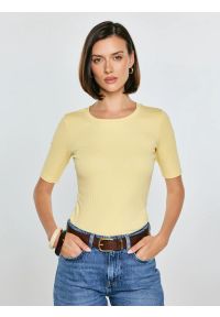 Big-Star - Koszulka damska w prążek żółta Imija 200. Okazja: na co dzień. Kolor: żółty. Materiał: prążkowany, dzianina, jeans, materiał. Długość rękawa: krótki rękaw. Wzór: prążki. Sezon: wiosna, lato. Styl: casual, elegancki #1
