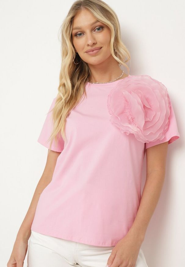 Born2be - Różowy T-shirt Koszulka z Krótkim Rękawem i Aplikacją w Kształcie Kwiatu Nestairis. Kolor: różowy. Długość rękawa: krótki rękaw. Długość: krótkie. Wzór: aplikacja, kwiaty. Styl: klasyczny