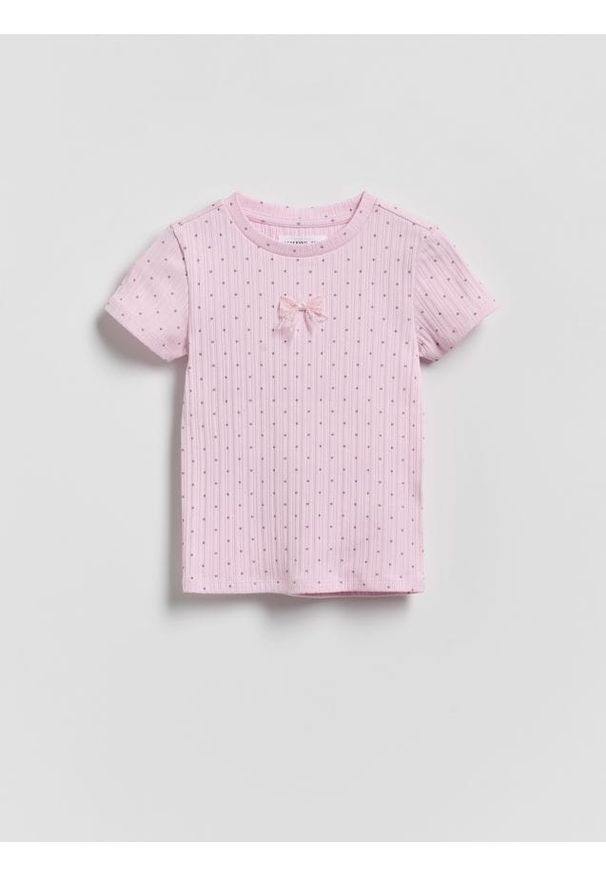 Reserved - T-shirt w kropki - pastelowy róż. Kolor: różowy. Materiał: bawełna. Wzór: kropki