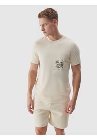 4f - T-shirt regular z bawełny organicznej z nadrukiem męski - beżowy. Okazja: na co dzień. Kolor: beżowy. Materiał: bawełna. Długość rękawa: krótki rękaw. Długość: krótkie. Wzór: nadruk. Styl: sportowy, casual, klasyczny #1