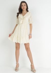 Born2be - Beżowa Sukienka z Ażurowej Tkaniny z Gumką w Pasie i Falbankami Culissa. Typ kołnierza: kołnierz z falbankami. Kolor: beżowy. Materiał: tkanina. Wzór: ażurowy #2