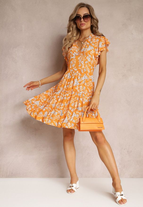 Renee - Pomarańczowa Rozkloszowana Sukienka z Wiskozy i Falbankami Brindisi. Typ kołnierza: kołnierz z falbankami. Kolor: pomarańczowy. Materiał: wiskoza. Wzór: aplikacja. Sezon: lato. Typ sukienki: kopertowe. Długość: mini