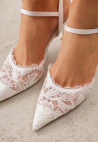 Renee - Białe Eleganckie Szpilki VICES z Koronkowym Noskiem i Paskiem Wokół Kostki Figesa. Okazja: na wesele, na ślub cywilny. Zapięcie: pasek. Kolor: biały. Materiał: koronka. Obcas: na szpilce. Styl: elegancki #6