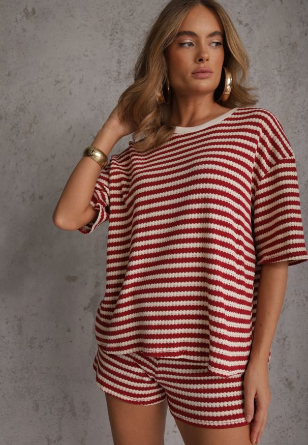 Renee - Beżowo-Czerwony Komplet Casualowy z Bawełny Oversize T-shirt i Szorty w Paski Stylizowany na Szydełkowany Pherra. Kolor: beżowy. Materiał: bawełna. Wzór: paski