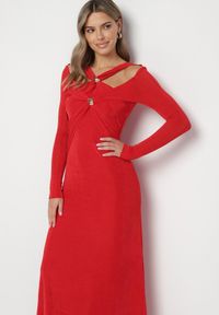 Born2be - Czerwona Długa Sukienka z Ozdobnym Dekoltem i Biżuteryjnymi Detalami Nerosha. Kolor: czerwony. Długość rękawa: długi rękaw. Styl: klasyczny, elegancki. Długość: maxi #5