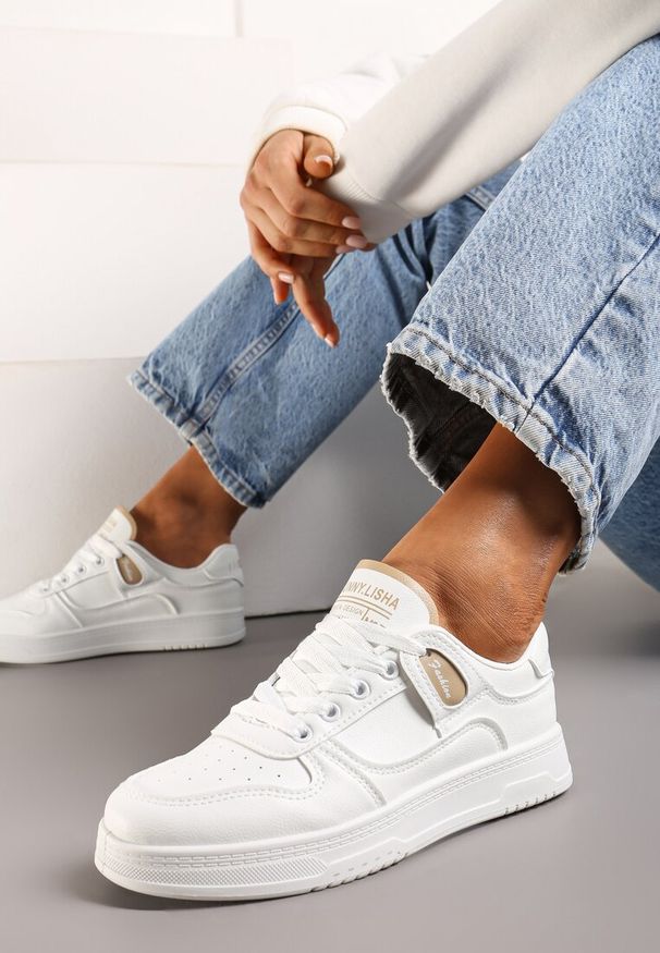 Born2be - Biało-Beżowe Sneakersy na Grubej Podeszwie przed Kostkę z Perforacją Rarissa. Wysokość cholewki: przed kostkę. Nosek buta: okrągły. Zapięcie: sznurówki. Kolor: biały. Materiał: materiał. Obcas: na obcasie. Wysokość obcasa: niski