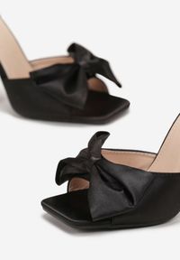 Renee - Czarne Satynowe Sandały z Wiązaniem i Kokardą na Trójkątnym Słupku Azovi. Nosek buta: otwarty. Kolor: czarny. Materiał: satyna. Wzór: aplikacja. Obcas: na słupku. Wysokość obcasa: średni #3