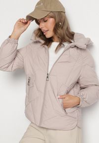 Born2be - Jasnobeżowa Pikowana Kurtka z Kapturem Rękawy Zakończone Gumką Liliaz. Okazja: na spotkanie biznesowe, na co dzień, do pracy, na spacer. Typ kołnierza: kaptur. Kolor: beżowy. Materiał: jeans. Styl: biznesowy, casual, elegancki #1
