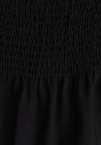 Born2be - Czarna Bawełniana Sukienka z Hiszpańskim Dekoltem z Szerokimi Falbanami na Dole Bliria. Okazja: na spacer, na co dzień. Typ kołnierza: dekolt hiszpanka. Kolor: czarny. Materiał: bawełna. Sezon: lato. Typ sukienki: rozkloszowane. Styl: casual, elegancki, wakacyjny #6