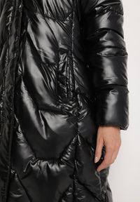 Born2be - Czarno-Brązowa Zimowa Kurtka Pikowana o Długim Kroju z Kapturem z Odpinanym Futrem Lilareen. Okazja: na co dzień. Typ kołnierza: kaptur. Kolor: czarny. Materiał: futro. Długość: długie. Sezon: zima. Styl: casual, elegancki #5