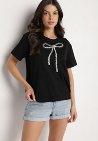 Born2be - Czarny T-shirt Oversize z Bawełny Zdobiony Kokardą z Cekinów Tenesela. Okazja: na co dzień. Typ kołnierza: kokarda. Kolor: czarny. Materiał: bawełna. Wzór: aplikacja. Styl: casual #6