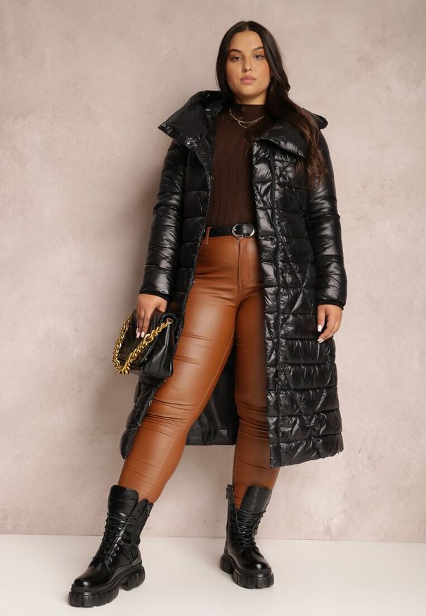 Renee - Czarna Kurtka Pikowana z Wiązanym Paskiem Phaza. Kolekcja: plus size. Kolor: czarny