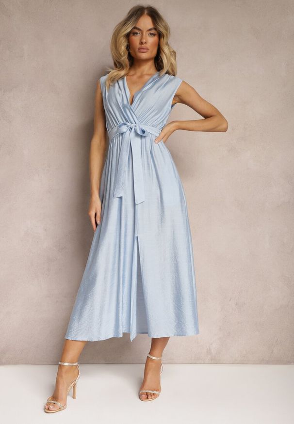 Renee - Niebieska Kopertowa Sukienka z Wiskozą Gumką w Pasie i Dodatkowym Materiałowym Paskiem Hepvia. Okazja: na imprezę, do pracy. Kolor: niebieski. Materiał: wiskoza, materiał. Typ sukienki: kopertowe. Styl: elegancki