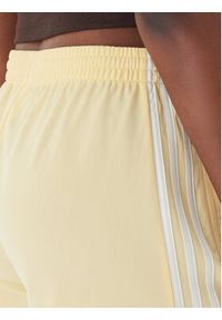 Adidas - adidas Szorty sportowe Firebird Classic KD3669 Żółty Regular Fit. Kolor: żółty. Materiał: syntetyk #3
