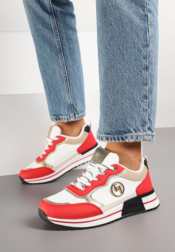 Renee - Biało-Czerwone Sneakersy z Metaliczną Ozdobą Firamia. Okazja: na co dzień. Kolor: biały. Materiał: jeans. Wzór: aplikacja