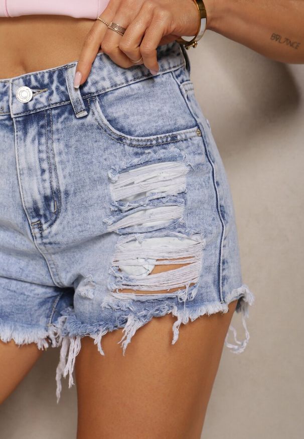 Renee - Jasnoniebieskie Szorty z Jeansu z Postrzępionymi Krawędziami i Dziurami Prolia. Okazja: na co dzień. Stan: podwyższony. Kolor: niebieski. Materiał: jeans. Długość: krótkie. Sezon: lato. Styl: casual, elegancki