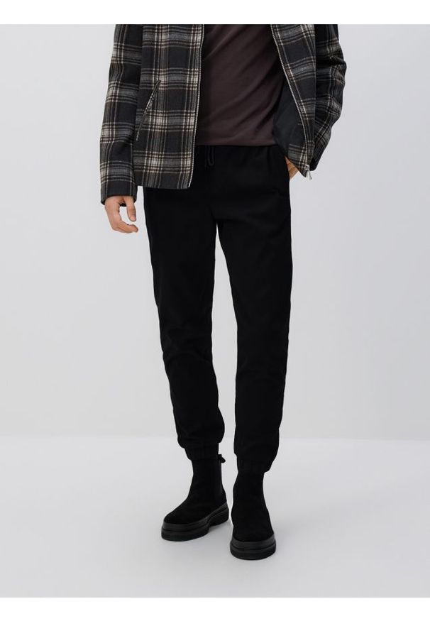 Reserved - Bawełniane spodnie jogger - czarny. Kolor: czarny. Materiał: bawełna