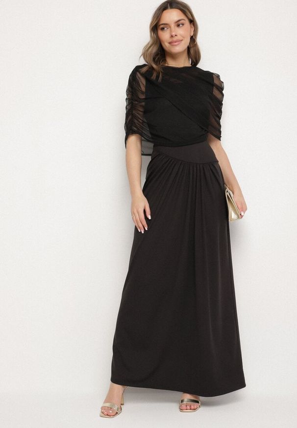 Born2be - Czarna Koktajlowa Sukienka Zdobiona Marszczeniem z Siateczkową Narzutką Millanea. Okazja: na co dzień. Kolor: czarny. Wzór: aplikacja. Typ sukienki: proste. Styl: wizytowy