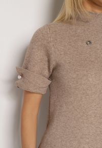 Born2be - Beżowa Sweterkowa Sukienka Trapezowa Ozdobiona Aplikacjami i Perełkami Iletusa. Okazja: na co dzień, do pracy. Kolor: beżowy. Wzór: aplikacja. Typ sukienki: trapezowe. Styl: casual, elegancki, klasyczny. Długość: midi #6