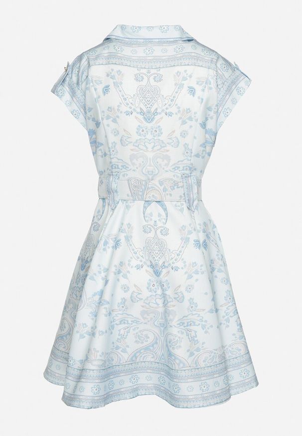 Born2be - Niebieska Wiskozowa Sukienka o Koszulowym Kroju z Paskiem z Klamrą Nitariela. Typ kołnierza: dekolt w kształcie V. Kolor: niebieski. Materiał: wiskoza. Długość rękawa: krótki rękaw. Wzór: kwiaty. Typ sukienki: koszulowe. Styl: elegancki