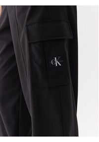 Calvin Klein Jeans Spodnie materiałowe J20J221636 Czarny Regular Fit. Kolor: czarny. Materiał: materiał, syntetyk #2