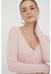 Guess kardigan damski kolor różowy lekki. Kolor: różowy. Długość rękawa: długi rękaw. Długość: długie. Wzór: ze splotem
