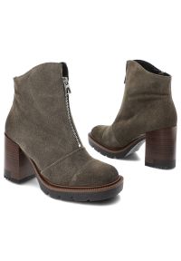 Zielone Botki Karino Damskie Modne Obuwie Jesienne. Zapięcie: zamek. Kolor: zielony. Materiał: jeans, skóra, welur. Sezon: jesień. Obcas: na obcasie. Styl: klasyczny, elegancki. Wysokość obcasa: średni #5