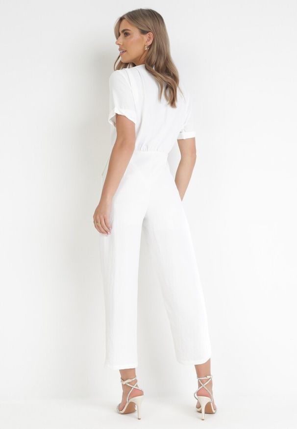 Born2be - Biały Kopertowy Kombinezon z Bawełny i Wiskozy Semalia. Kolor: biały. Materiał: wiskoza, bawełna. Długość rękawa: krótki rękaw. Długość: krótkie