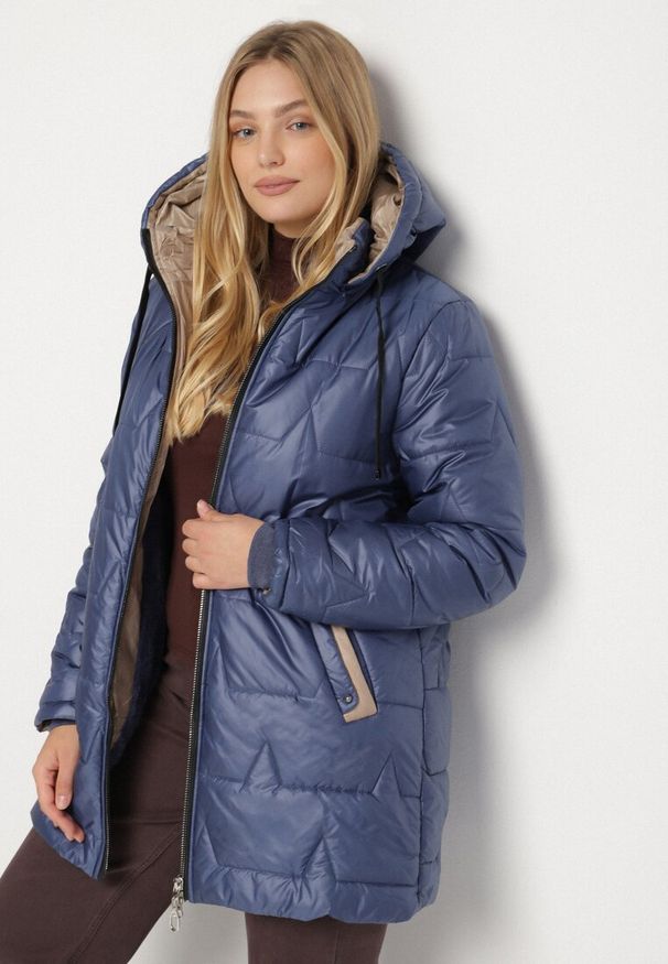 Born2be - Niebieska Pikowana Kurtka o Prostym Kroju z Kapturem Nileria. Okazja: na spotkanie biznesowe, do pracy, na co dzień. Typ kołnierza: kaptur. Kolekcja: plus size. Kolor: niebieski. Materiał: poliester, jeans, dzianina. Styl: casual, biznesowy